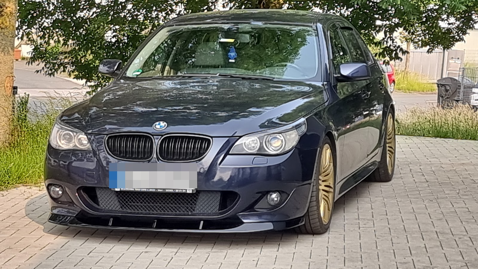 Fahrzeug auf dem Hof von KFZ-Technik Lafci