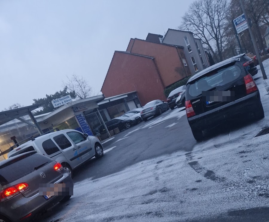 Hof von KFZ-Technik Lafci im Winter mit Werkstatt-Schild